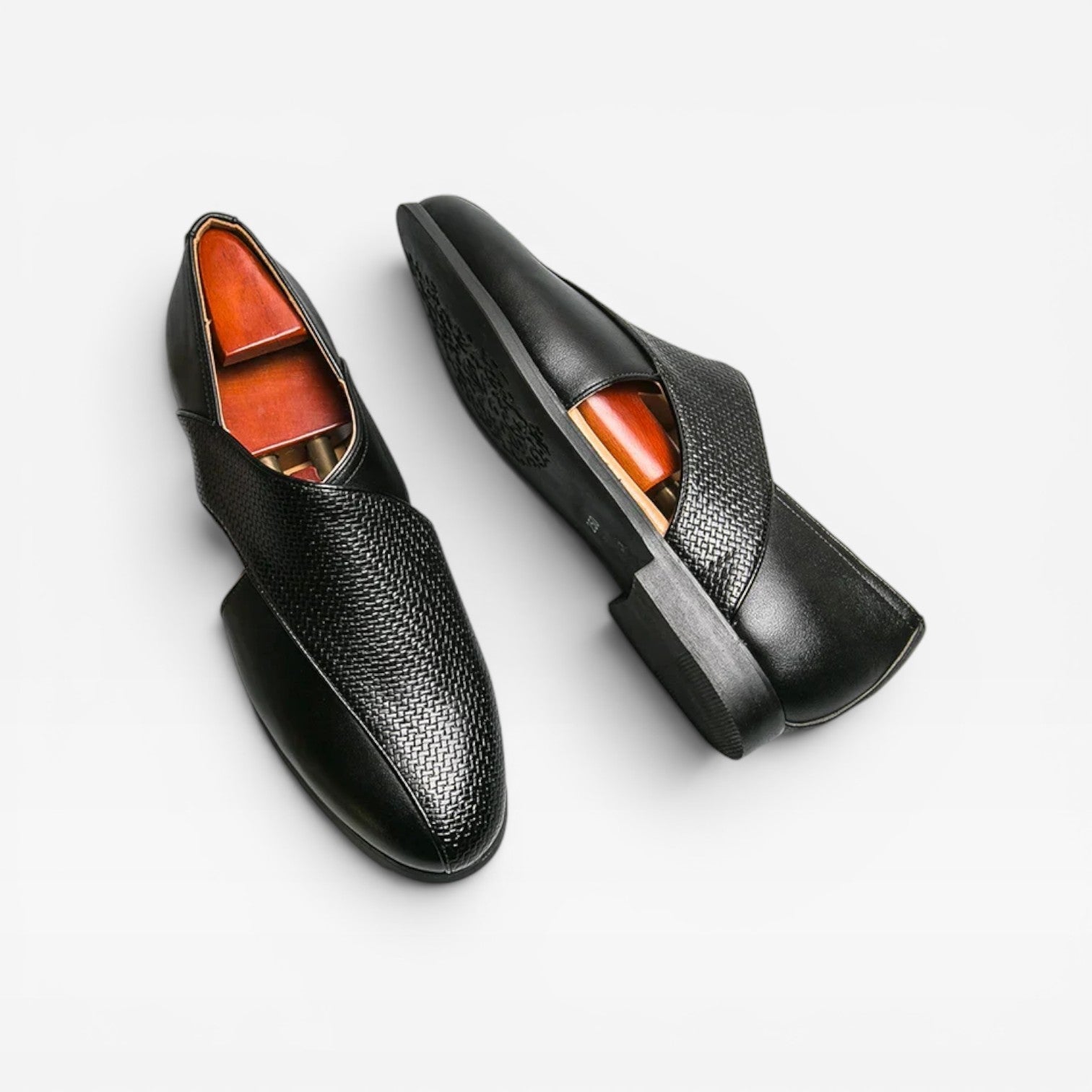 Mocassins en cuir véritable pour hommes de Danoir Paris, chaussures habillées classiques à enfiler avec bride croisée.