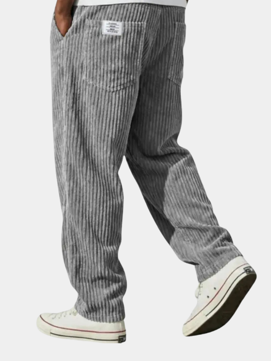Pantalon en velours côtelé pour hommes Leblanc™ de Danoir Paris, coupe classique, couleur marron, détail des plis devant.