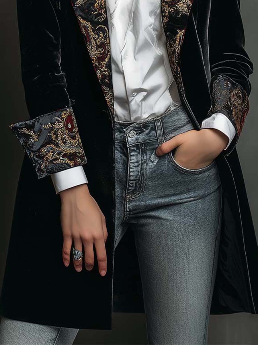 Blazer ajusté à manches longues Léontine Danoir Paris avec imprimé baroque noir, tissu élégant et coupe moderne.