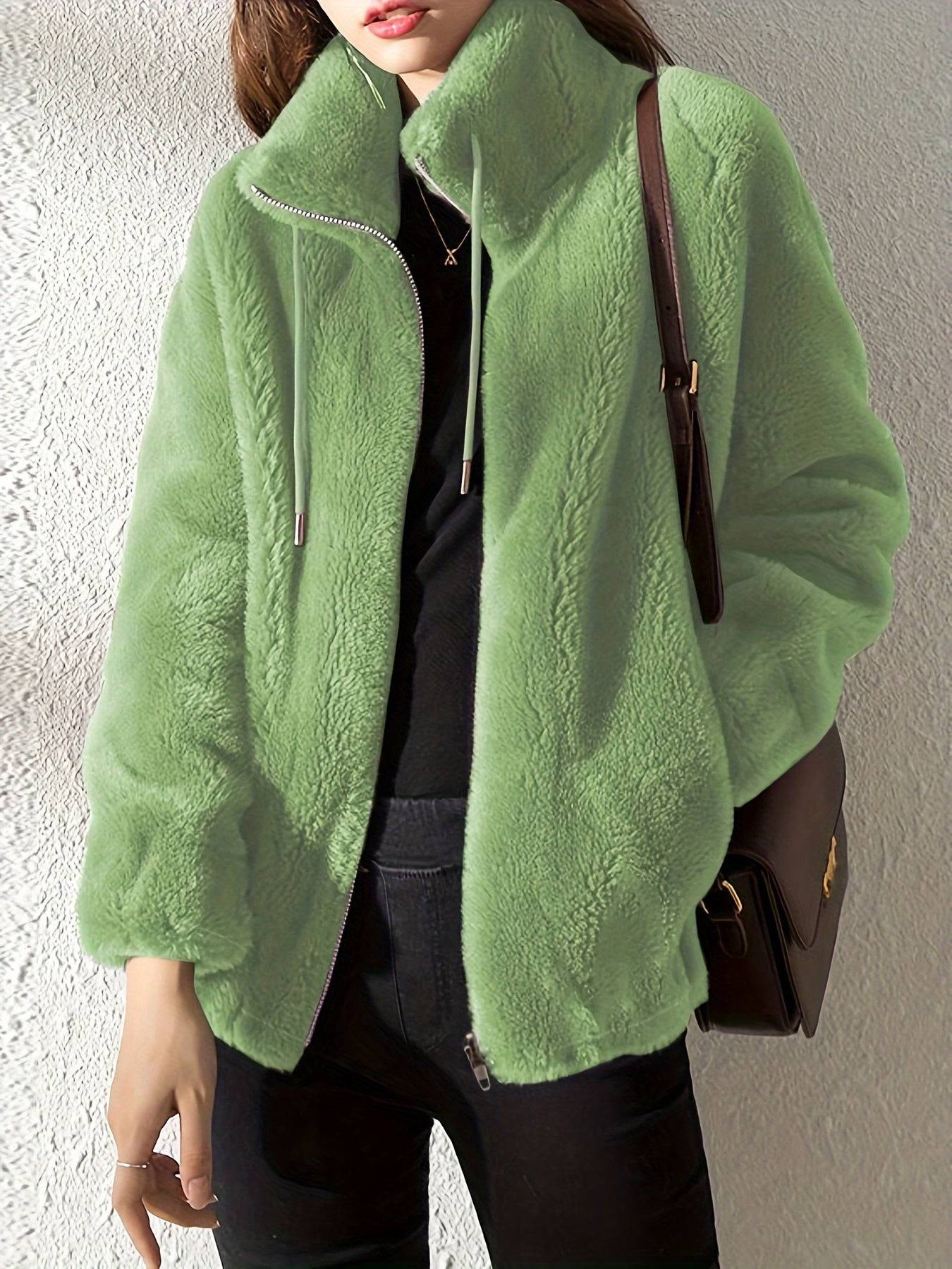 Veste zippée confortable Avelora de Danoir Paris, en tissu doux, portée ouverte avec col montant et poches latérales.