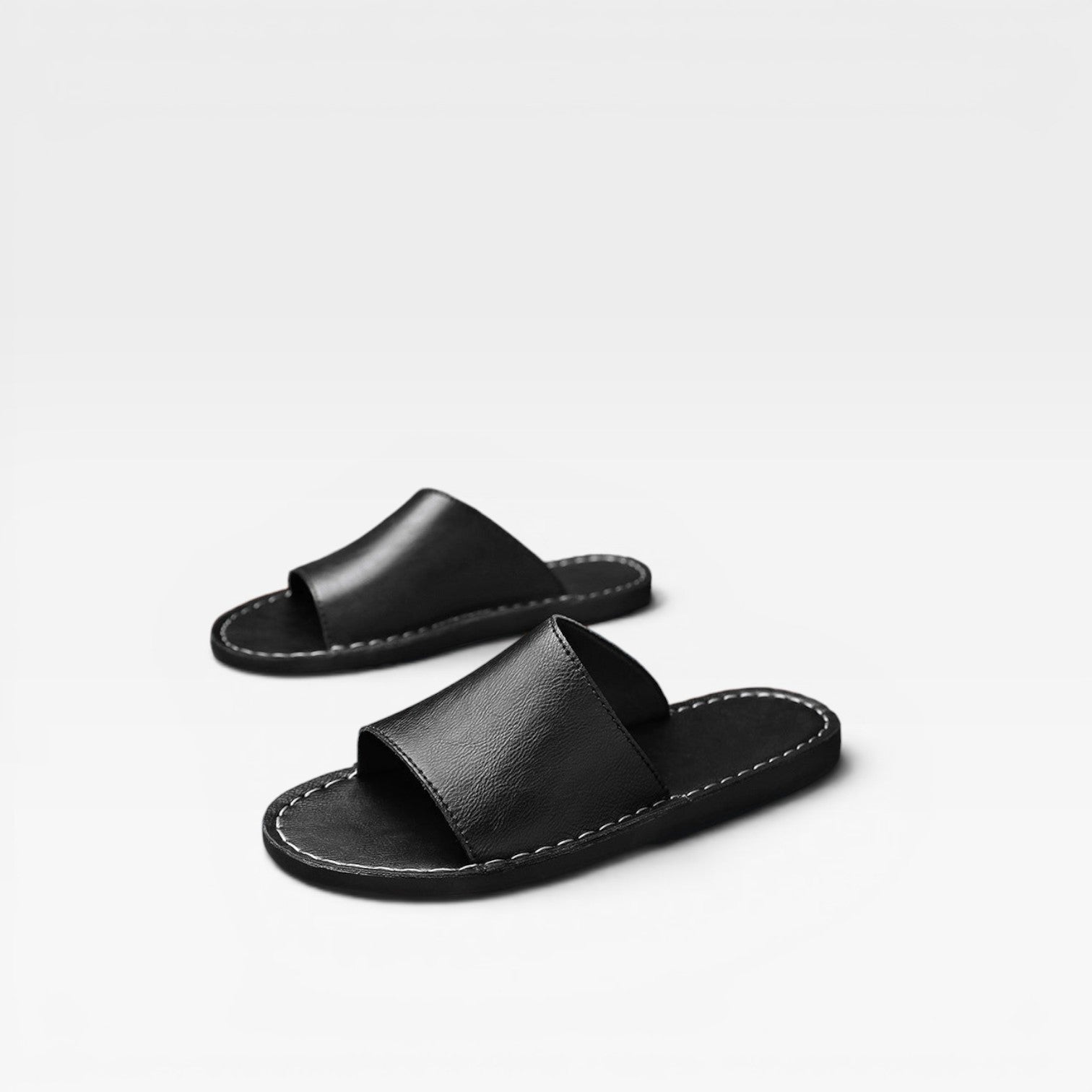 Sandales à enfiler en daim de vache pour hommes, marque Danoir Paris, en cuir noir, confort quotidien, cousu main.