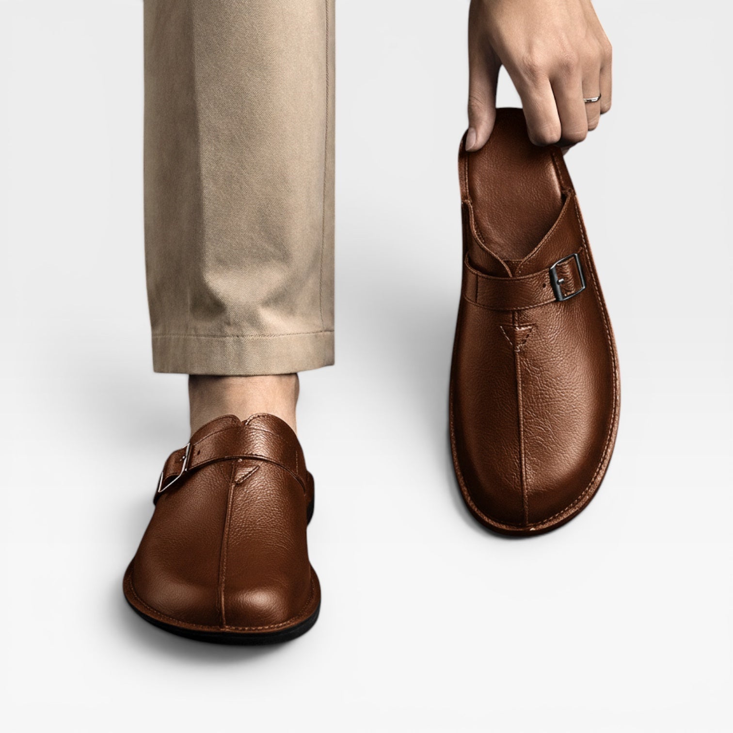 Mules en cuir pour hommes Danoir Paris, sandales d'été à enfiler avec bride à boucle, couleur marron foncé.