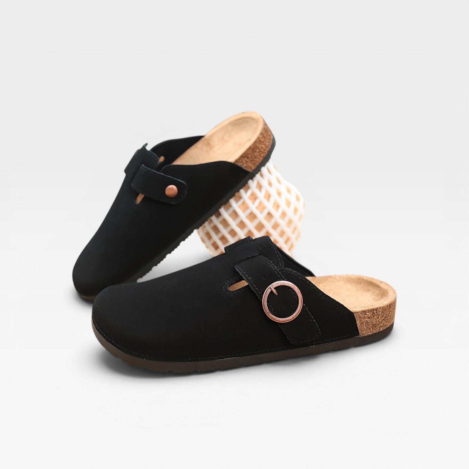 Sabots en liège pour hommes de Danoir Paris, mules à bout fermé avec boucle ronde, parfaites pour un style décontracté.