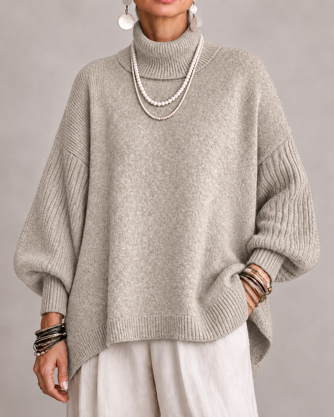 Pull élégante à col roulé Kathleen de Danoir Paris, en laine noire, porté de face, avec détails sophistiqués.