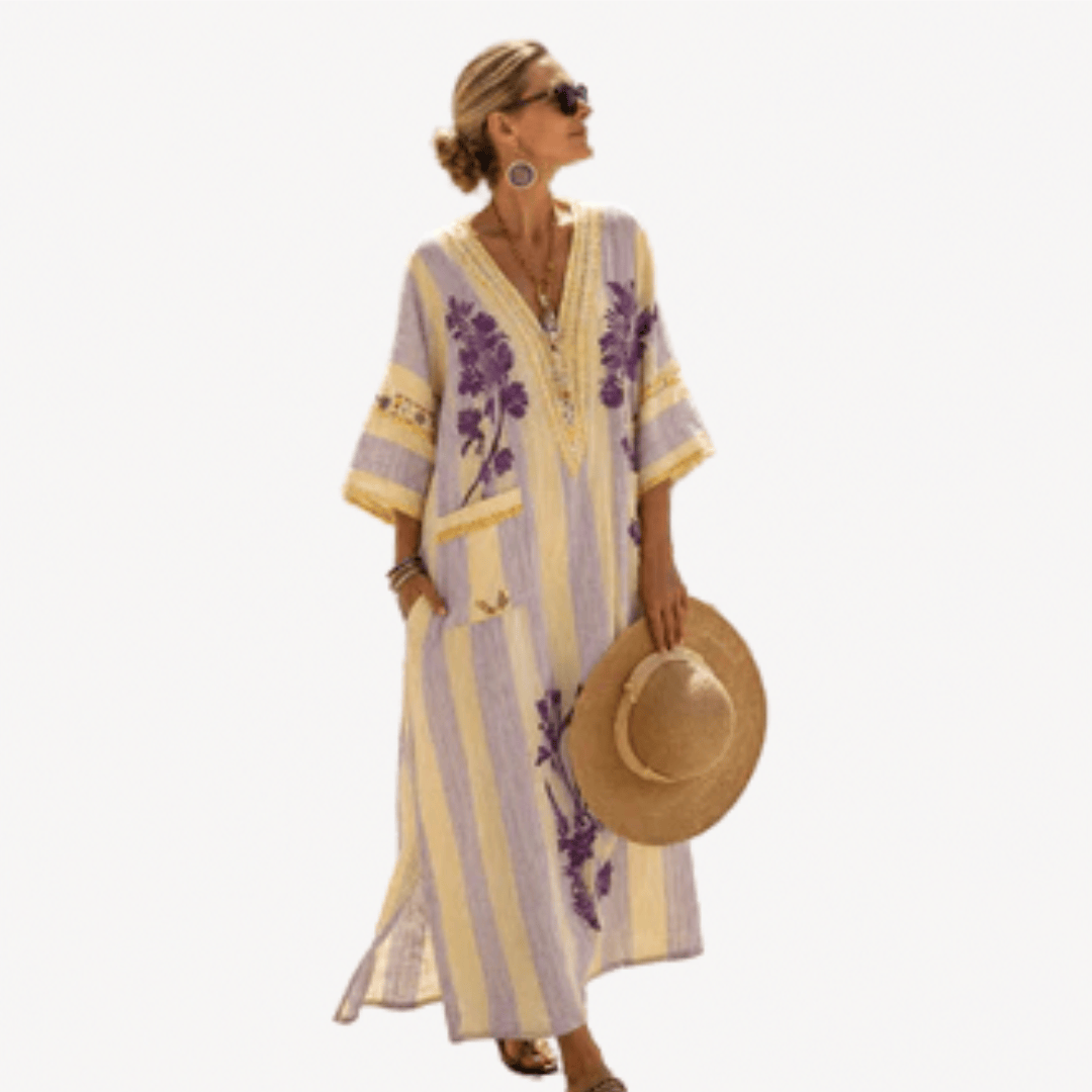 Caftán long Danoir Paris en tissu léger avec motifs élégants, porté en extérieur dans un style sophistiqué.