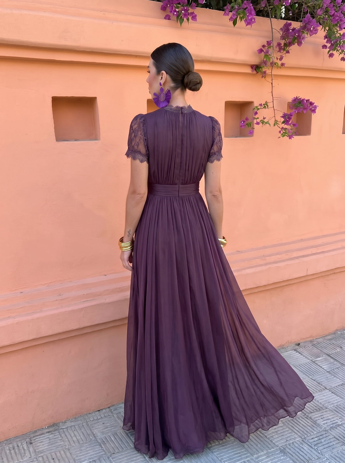 Robe longue femme Cayetana en chiffon vert avec col haut, élégante et fluide, par Danoir Paris.