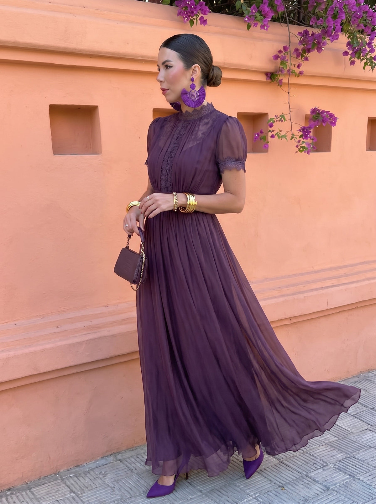 Robe longue femme Cayetana en chiffon vert avec col haut, élégante et fluide, par la marque Danoir Paris.