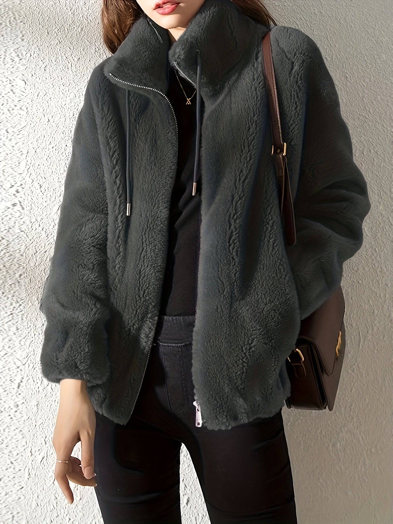 Veste zippée confortable Avelora de Danoir Paris, en tissu doux, portée ouverte, détail de la fermeture éclair visible.