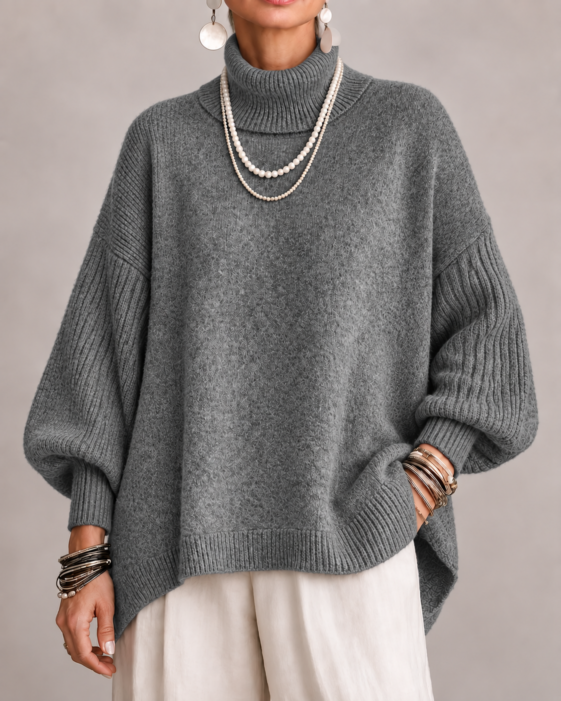 Pull élégant à col roulé Kathleen de Danoir Paris, en tissu doux et ajusté, porté sur un mannequin.