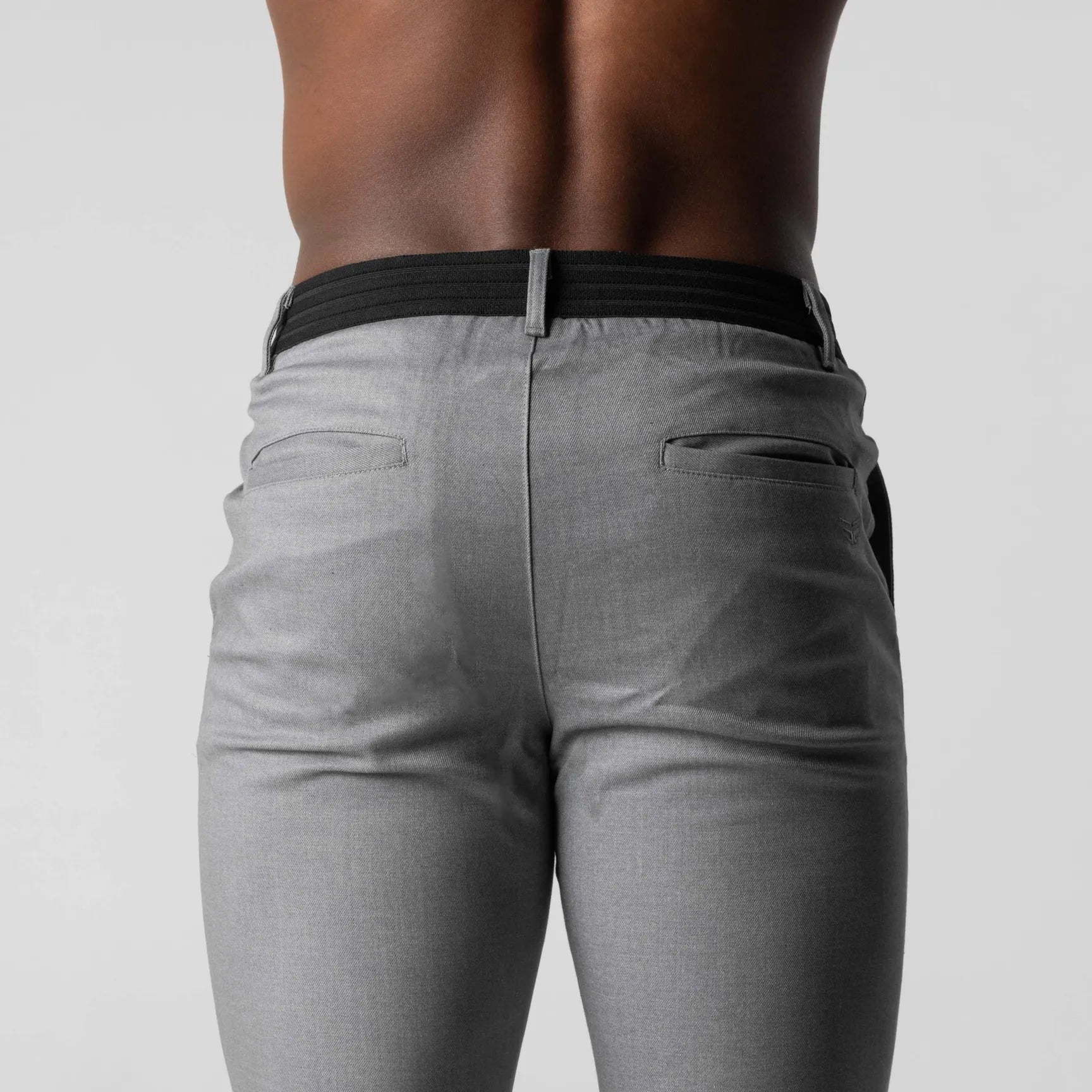 Pantalon chino élastique premium Danoir Paris, coupe ajustée, tissu confortable, couleur beige, vue de face.