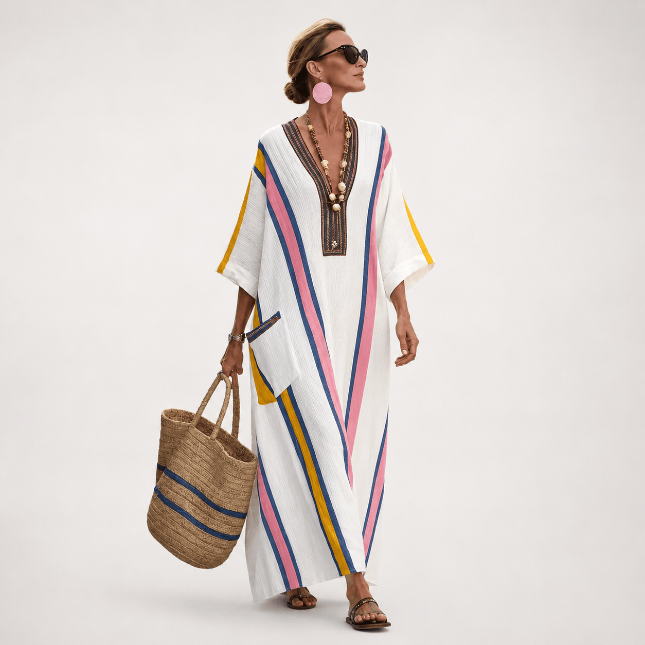 Caftán long Danoir Paris en tissu fluide avec motifs élégants, porté sur mannequin, vue de face.