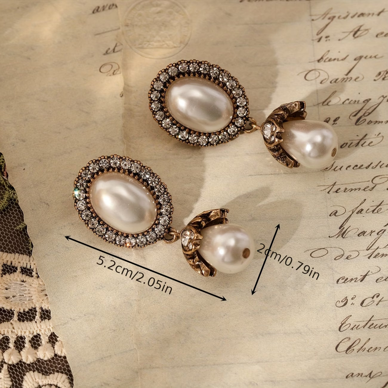 Boucles d'oreilles pendantes vintage en perles avec cadre en métal, de la marque Danoir Paris, élégantes et sophistiquées.