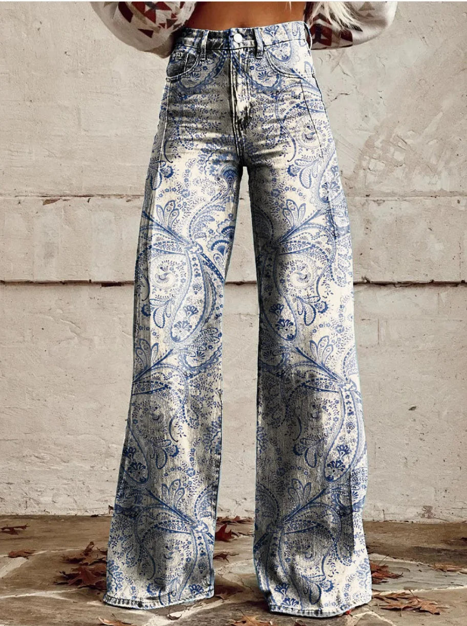Pantalon floral décontracté et élégant Azly de Danoir Paris, tissu léger avec motif floral coloré, porté sur un mannequin.