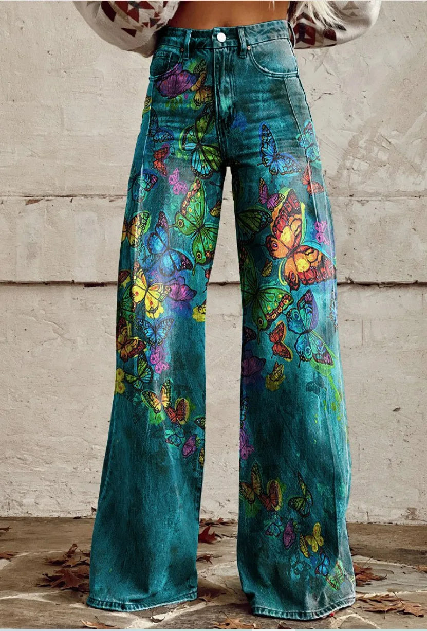 Pantalon floral décontracté et élégant Azly de Danoir Paris, tissu léger avec motif floral coloré, porté avec style.
