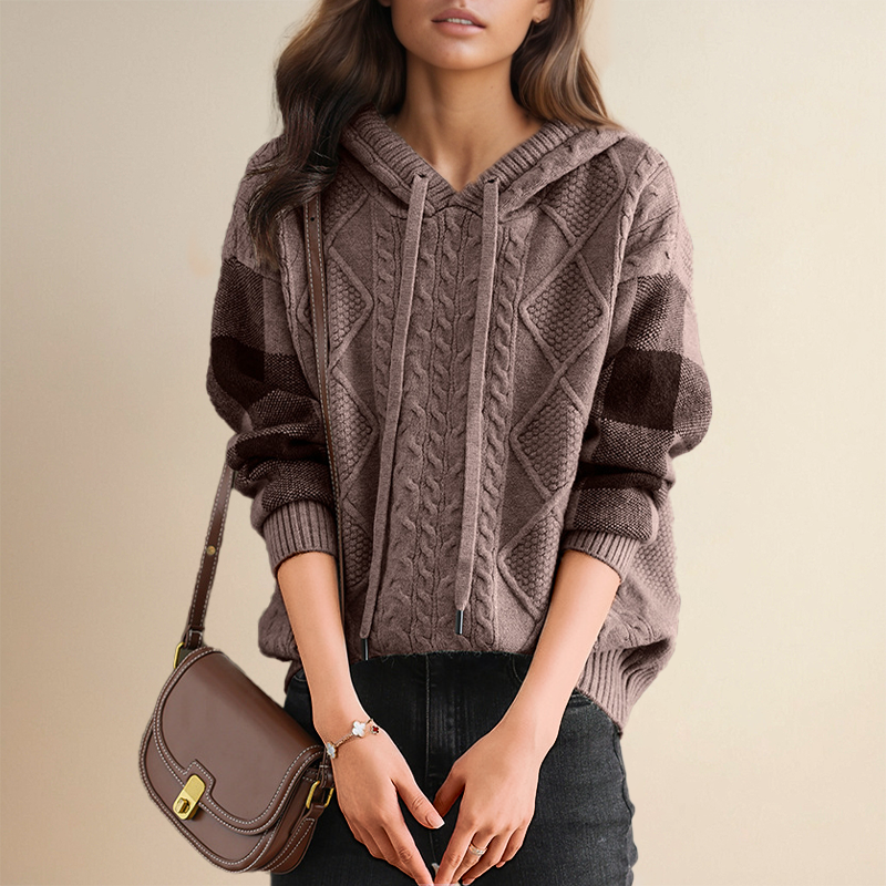 Pull à capuche en tresse Emily de la collection #1752 de Danoir Paris, en marron, vu de face.