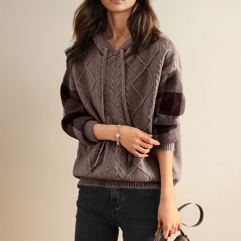 Pull à capuche en tresse Emily de la collection #1752 de Danoir Paris, en marron, porté sur mannequin.