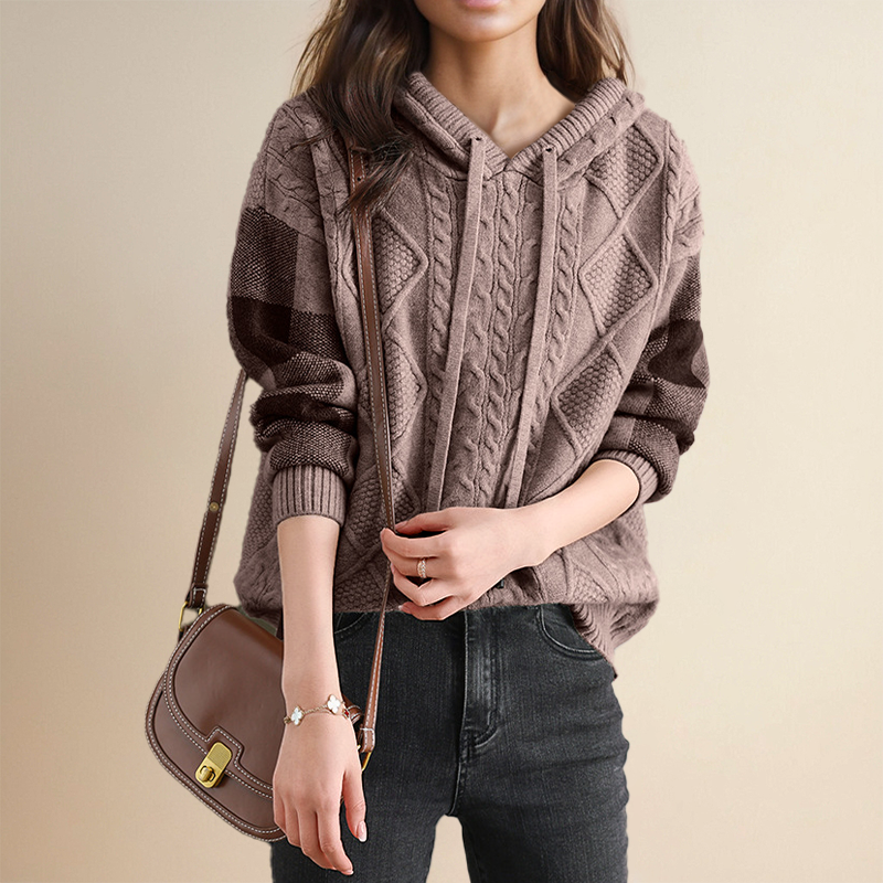 Pull à capuche en tresse Emily de la collection #1752 de Danoir Paris, marron, vue côte avec détails de la capuche.