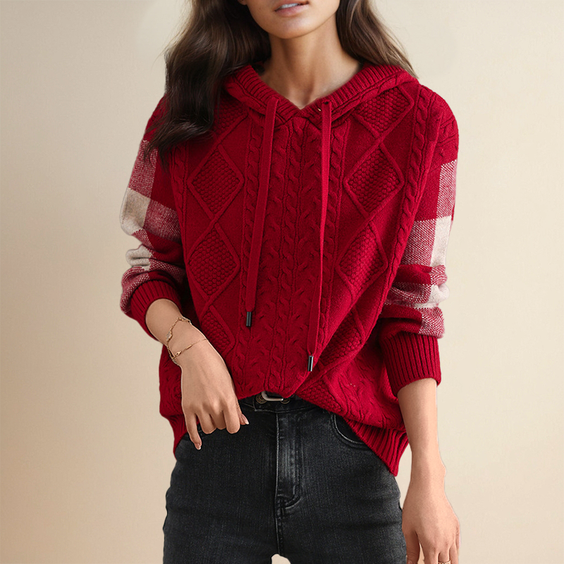 Pull à capuche en tresse Emily de la collection #1752 de Danoir Paris, marron, doux et élégant, porté sur un mannequin.