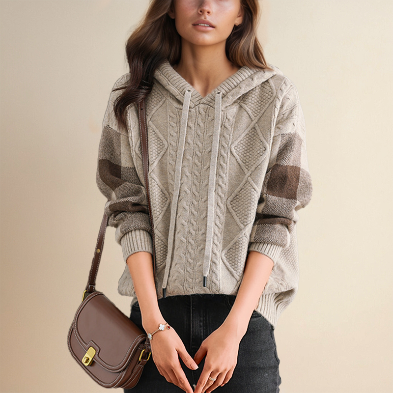 Pull à capuche en tresse Emily de la collection #1752 de Danoir Paris, marron, doux et confortable, porté sur un mannequin.