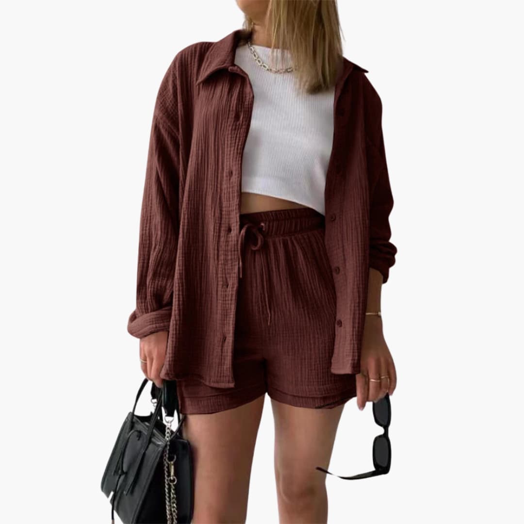 Ensemble 2 pièces Danoir Paris Délya, vêtement beige confort et élégant, porté par un mannequin.