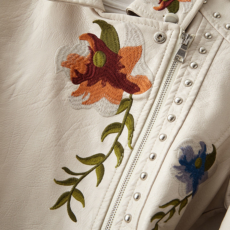 Veste fleurie rétro chic Livia de Danoir Paris, blanche avec motif floral, manches longues et coupe élégante.