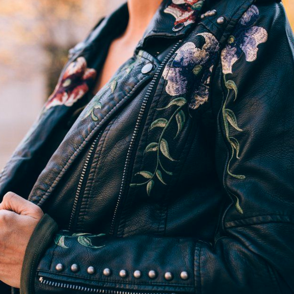 Veste fleurie rétro chic Livia de Danoir Paris, coupe élégante en tissu blanc avec motifs floraux, porté sur un mannequin.