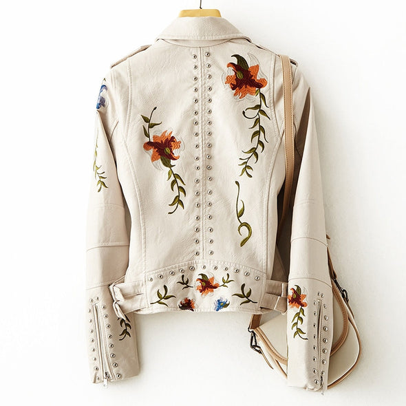 Veste fleurie rétro chic Livia de Danoir Paris, coupe élégante avec motif floral blanc, portée par une femme.