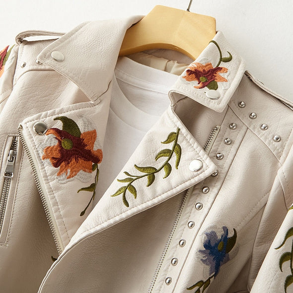 Veste fleurie rétro chic Livia de Danoir Paris, en blanc, avec motifs floraux et coupe élégante.