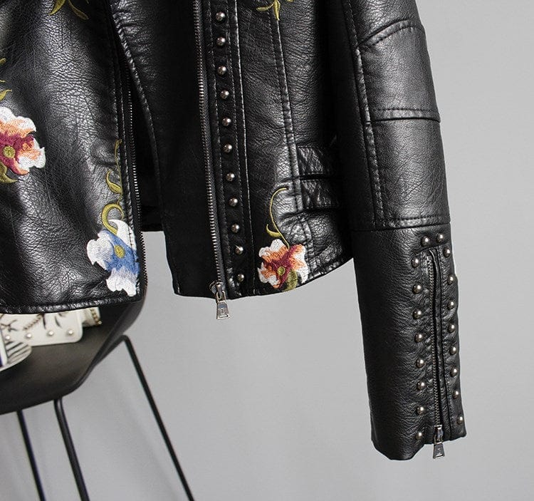 Veste fleurie rétro chic Livia de Danoir Paris, coupe élégante en blanc, détails floraux sophistiqués, style vintage moderne.