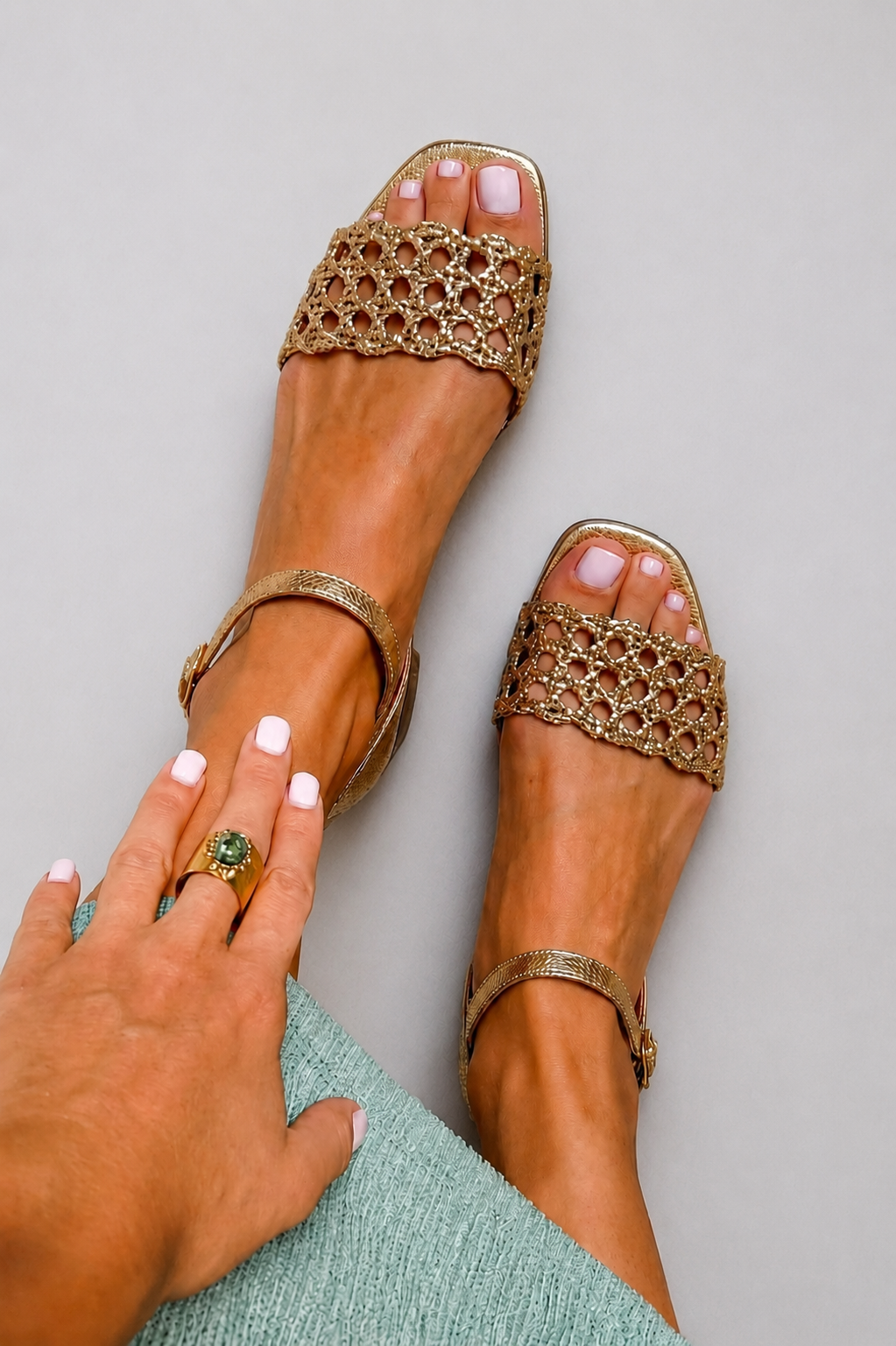 Sandales dorées Aurora de Danoir Paris, en cuir brillant, avec talons moyens pour un look d'été élégant.