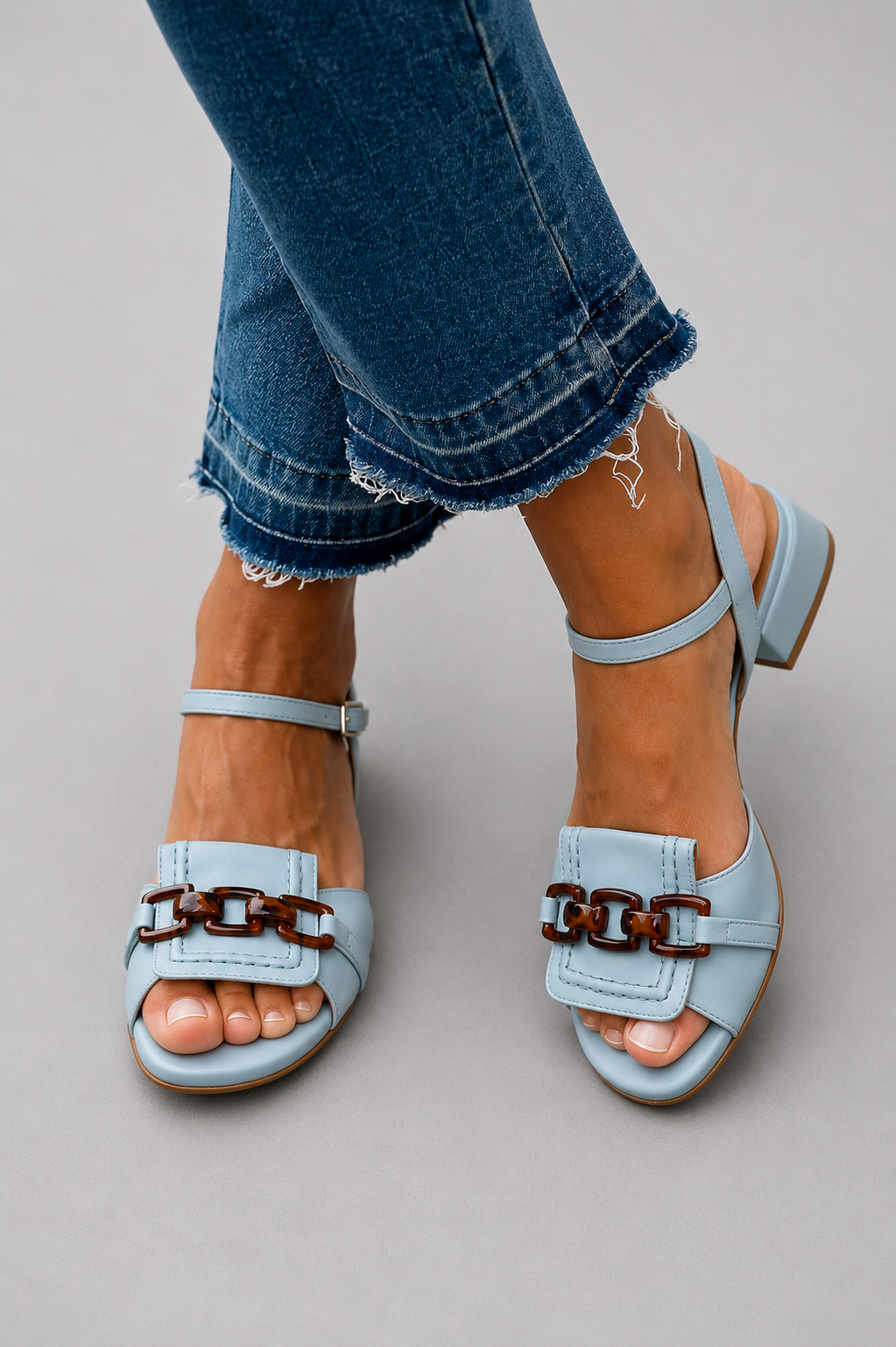 Sandales Azzurra Danoir Paris, élégantes, avec brides en cuir et semelle sophistiquée, parfaites pour un style chic et décontracté.