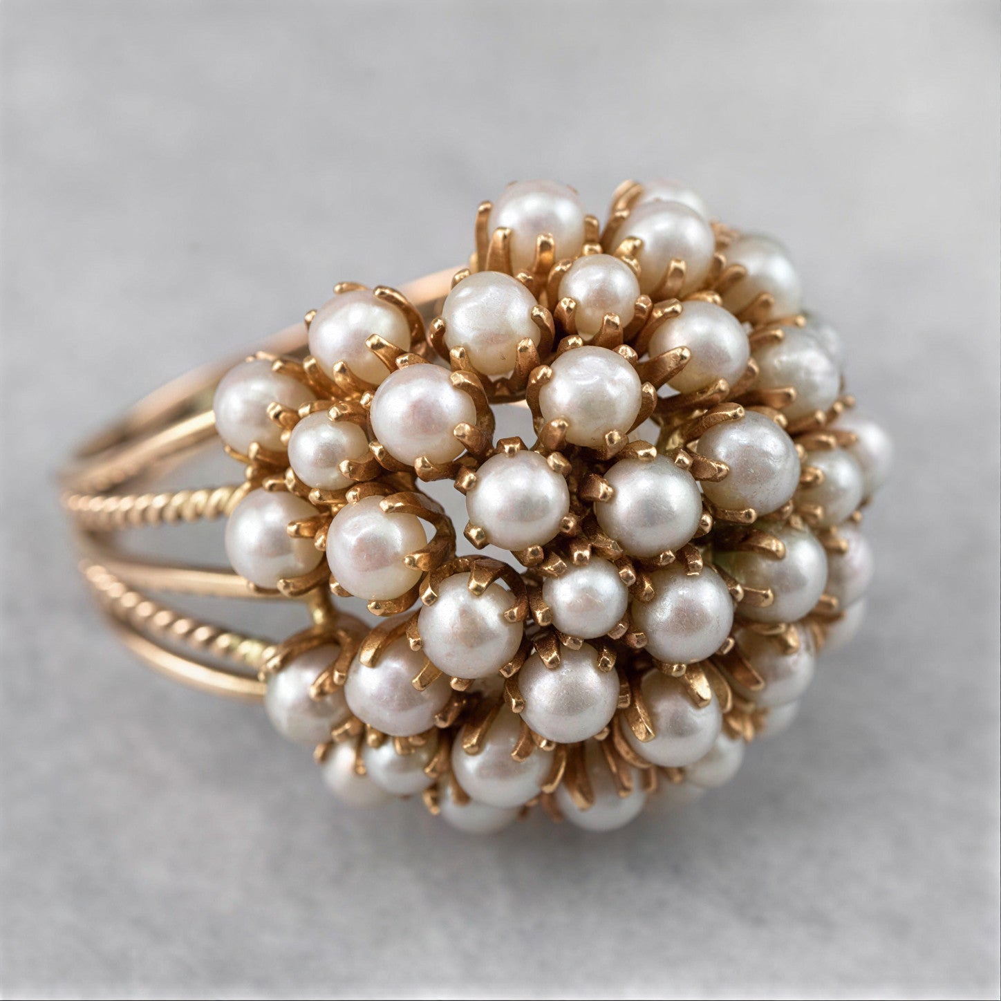 Anne en or Danoir Paris avec inlay de perles classiques, élégante bague en bijoux sophistiqués.