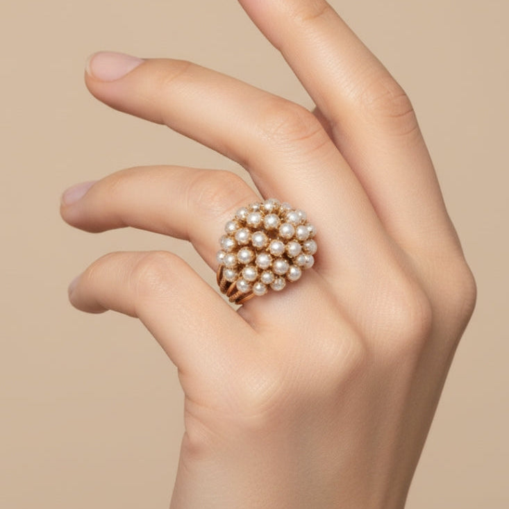 Bague en or Danoir Paris avec incrustation de perles classiques et élégantes, vue de face sur fond blanc.