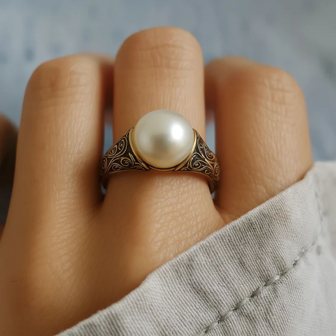 Bague en or vintage intemporel avec perle de Danoir Paris, design classique et élégante pour femme.