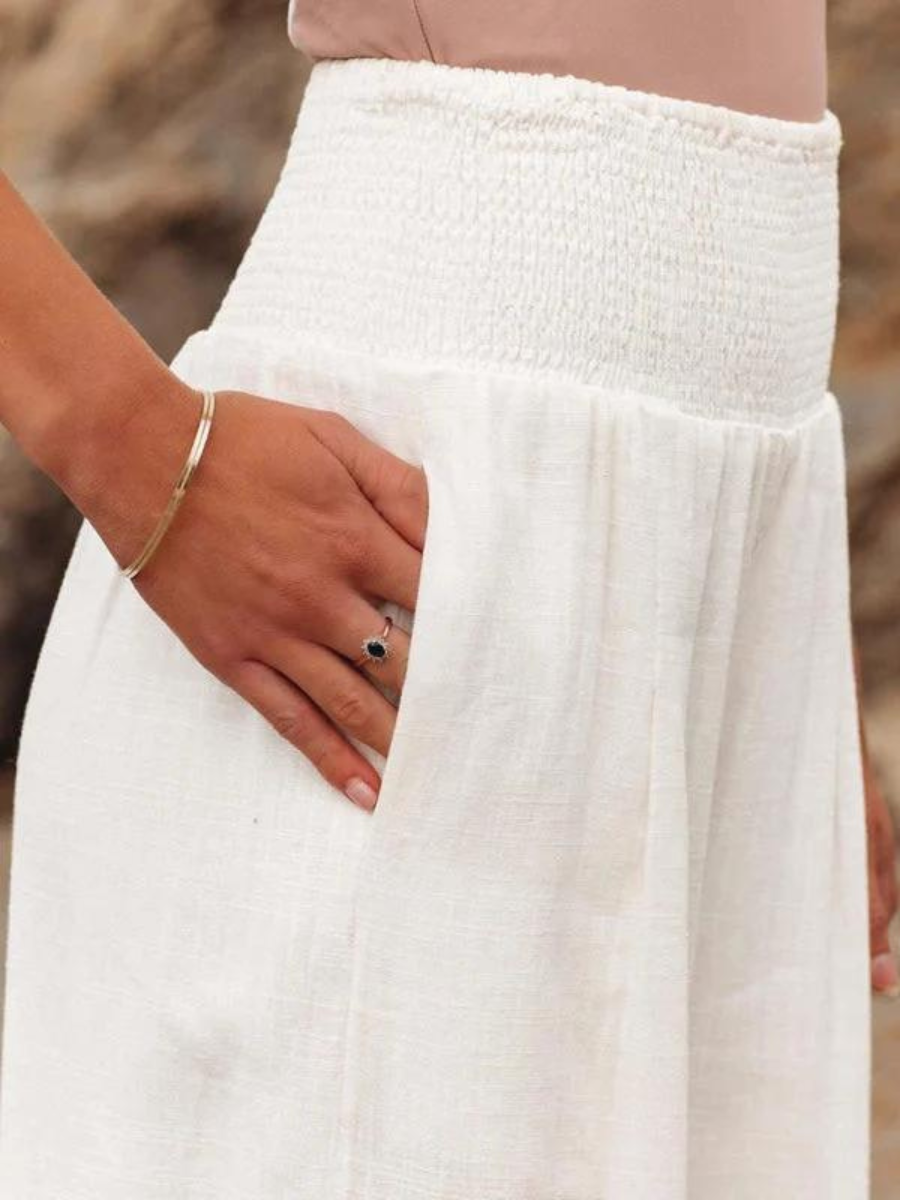 Pantalons larges chics Zayrah de la collection #844 de Danoir Paris, en beige, vus de face sur un fond neutre