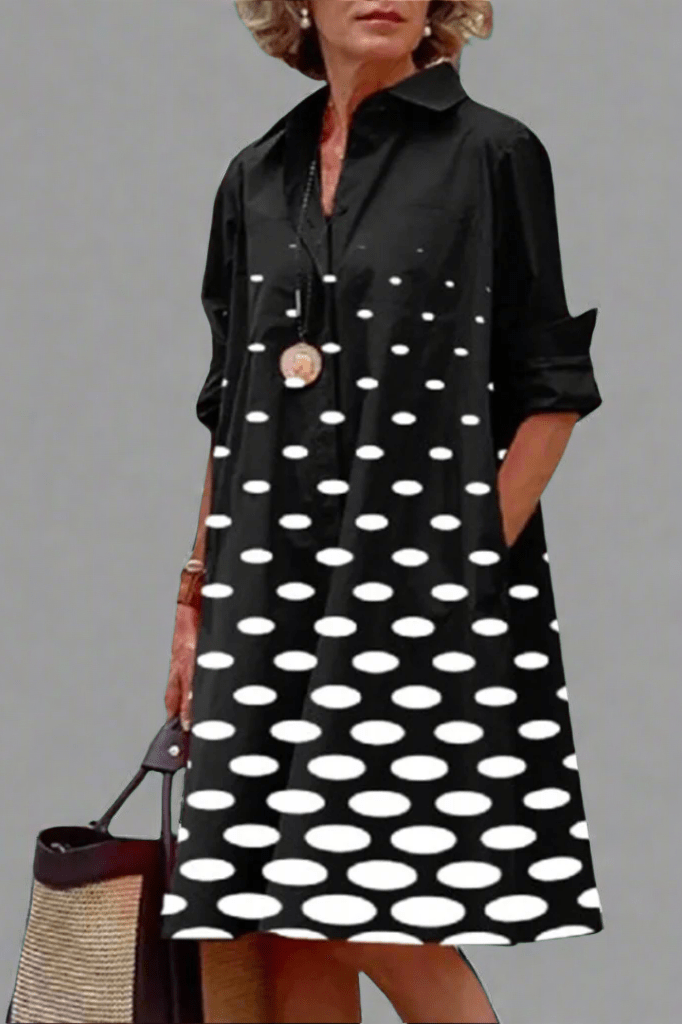 Robe midi élégante noire Danoir Paris Estellea en tissu soigné, portée avec détails raffinés pour une allure chic.