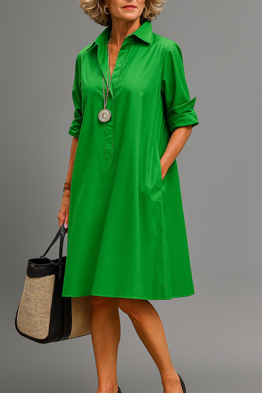 Robe midi verte Danoir Paris Vyana, élégante et raffinée, en tissu fluide, portée avec des détails sophistiqués.