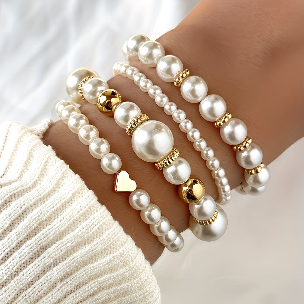 Ensemble de 4 bracelets à perles de la collection Danoir Paris, bijoux élégants empilés, détails de perles blanches et finition métallique.