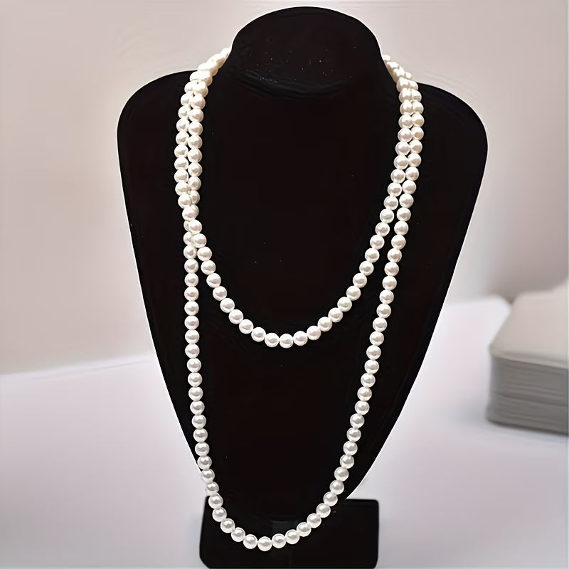 Collier double de perles intemporel de la collection Danoir Paris, avec perles blanches élégantes et chaîne en métal fin.