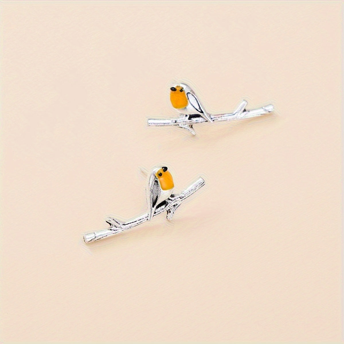 Boucles d'oreilles Danoir Paris en forme d'oiseau cartoon avec détails colorés, idéales pour un style ludique et tendance.