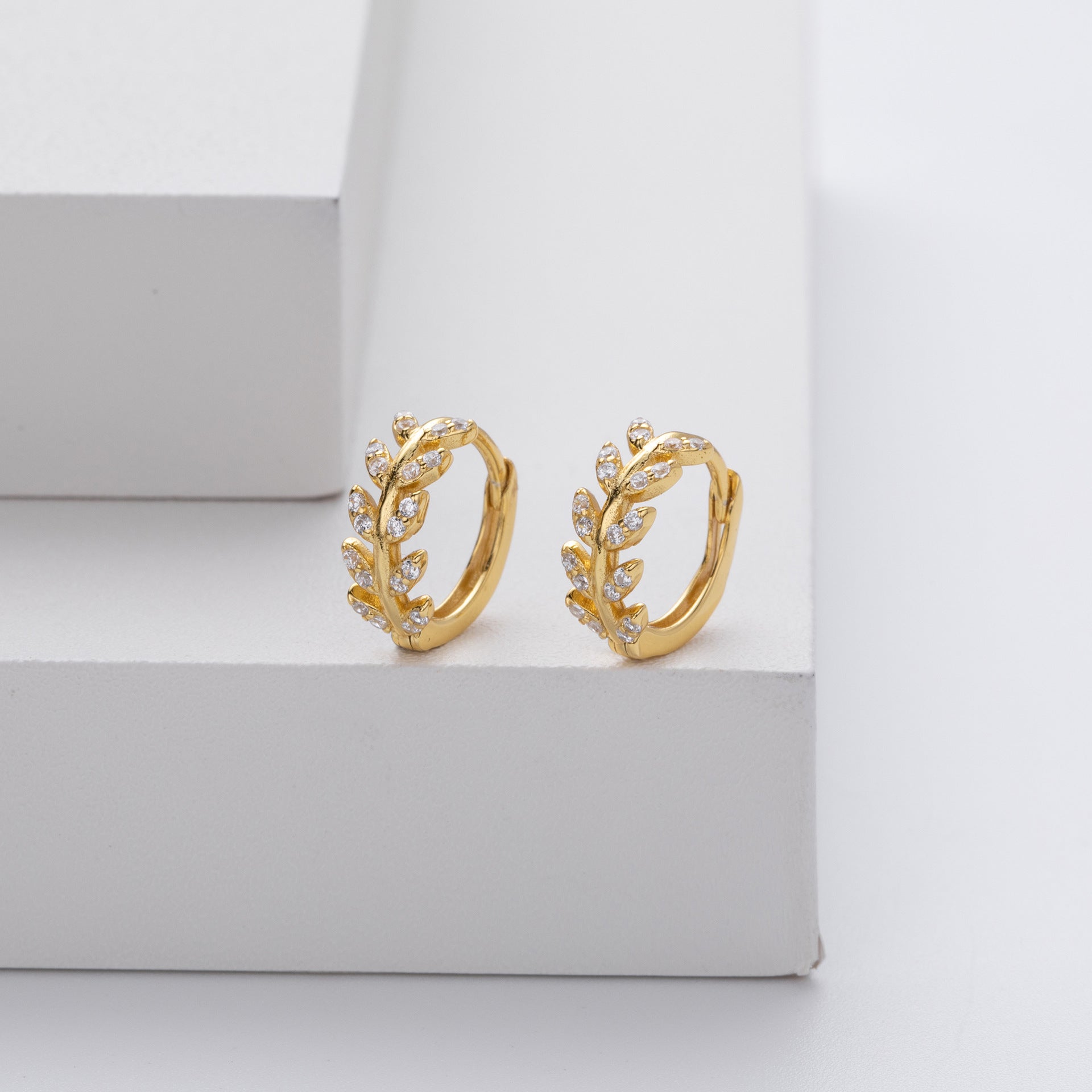 Boucles d'oreilles en argent Danoir Paris en forme de feuille, finition élégante et détails délicats.