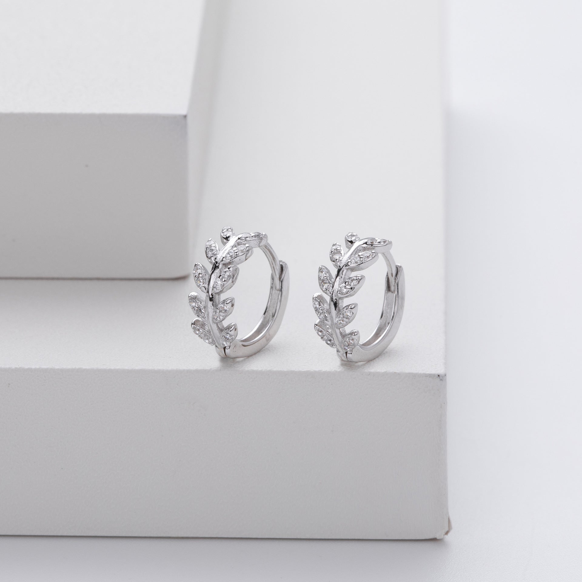 Boucles d'oreilles en argent Danoir Paris en forme de feuille, détails délicats et finition élégante visible sur l'image.