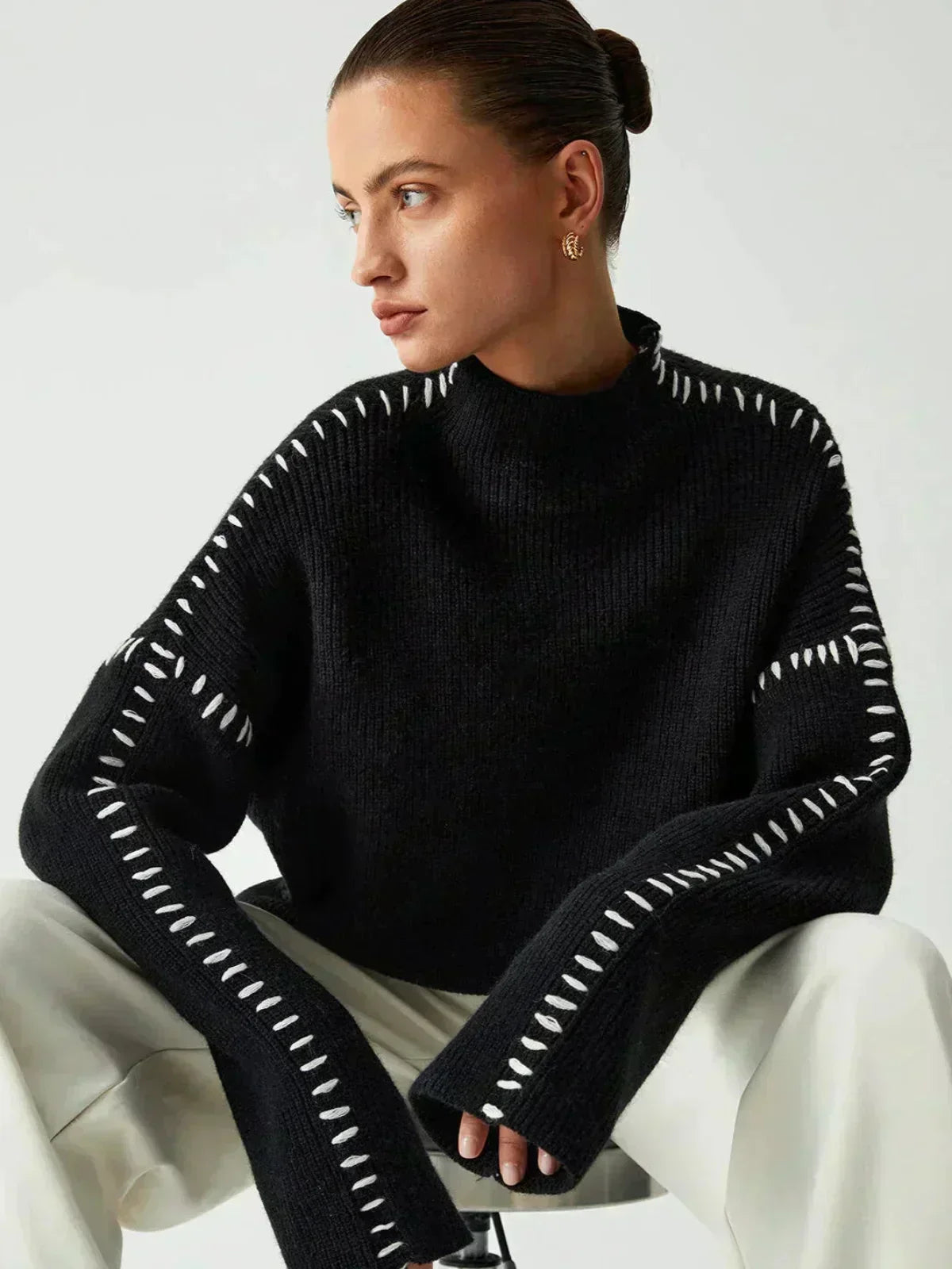 Pull confortable Danoir Paris Nia pour l'automne, en tissu doux et chaud, couleur noire, porté par un mannequin.