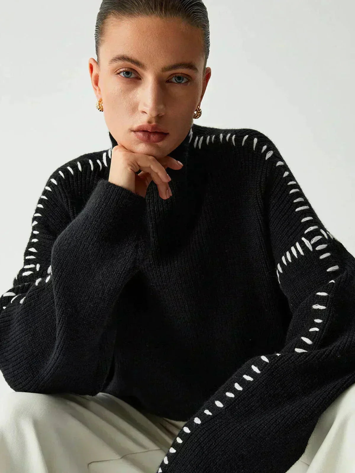 Pull Danoir Paris Nia en laine confortable pour automne, noir, porté sur mannequin, détails doux et style décontracté.