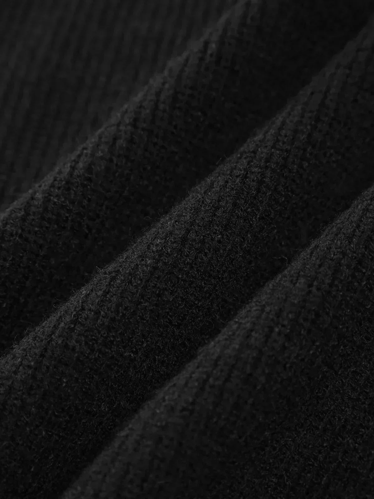 Pull confortable automne Nia de Danoir Paris, en tissu doux noir, porté par une personne dans un cadre décontracté.