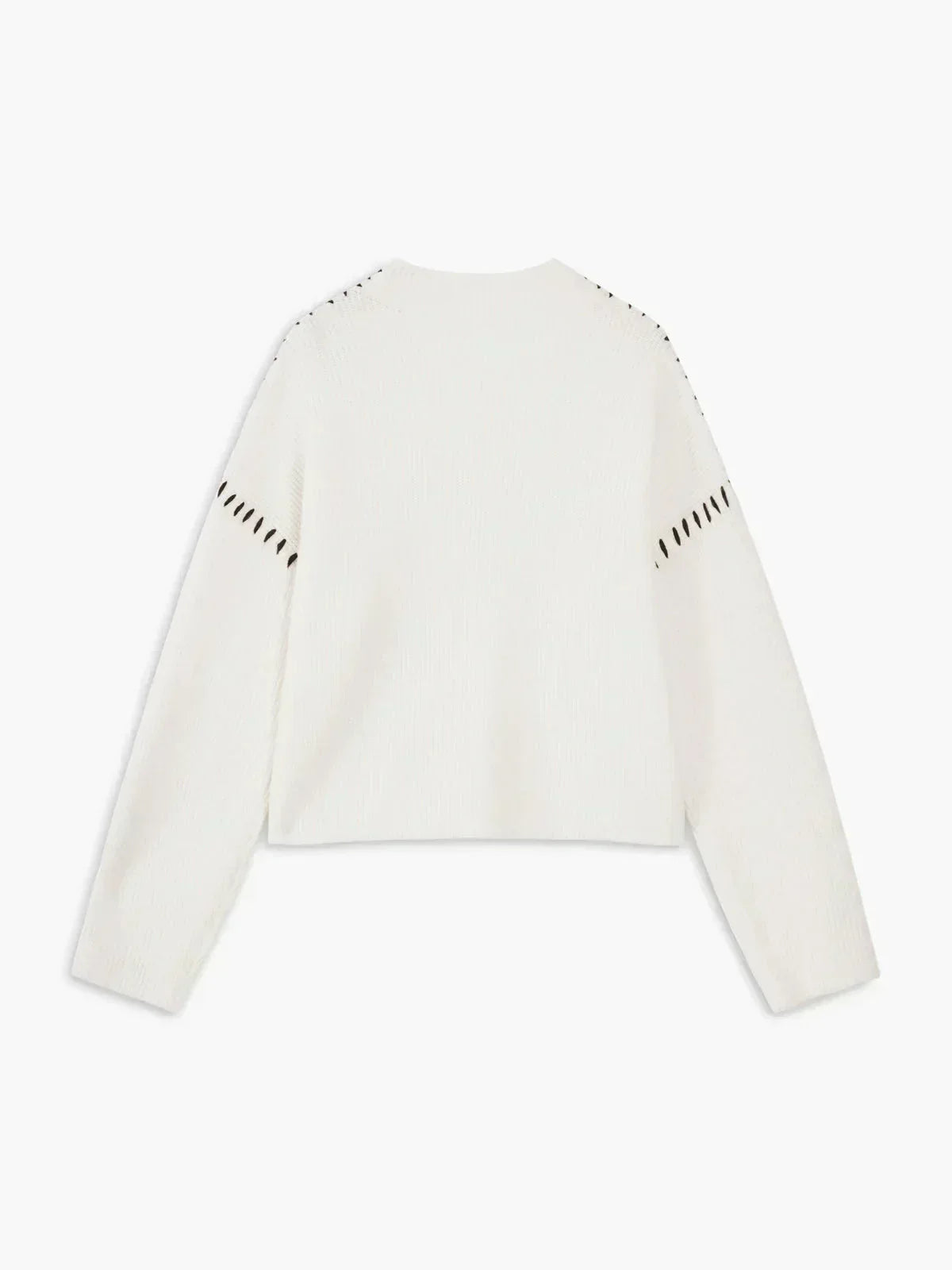 Pull d'automne confortable Nia de Danoir Paris, en tissu doux noir, porté en mode décontracté, idéal pour la saison fraîche.