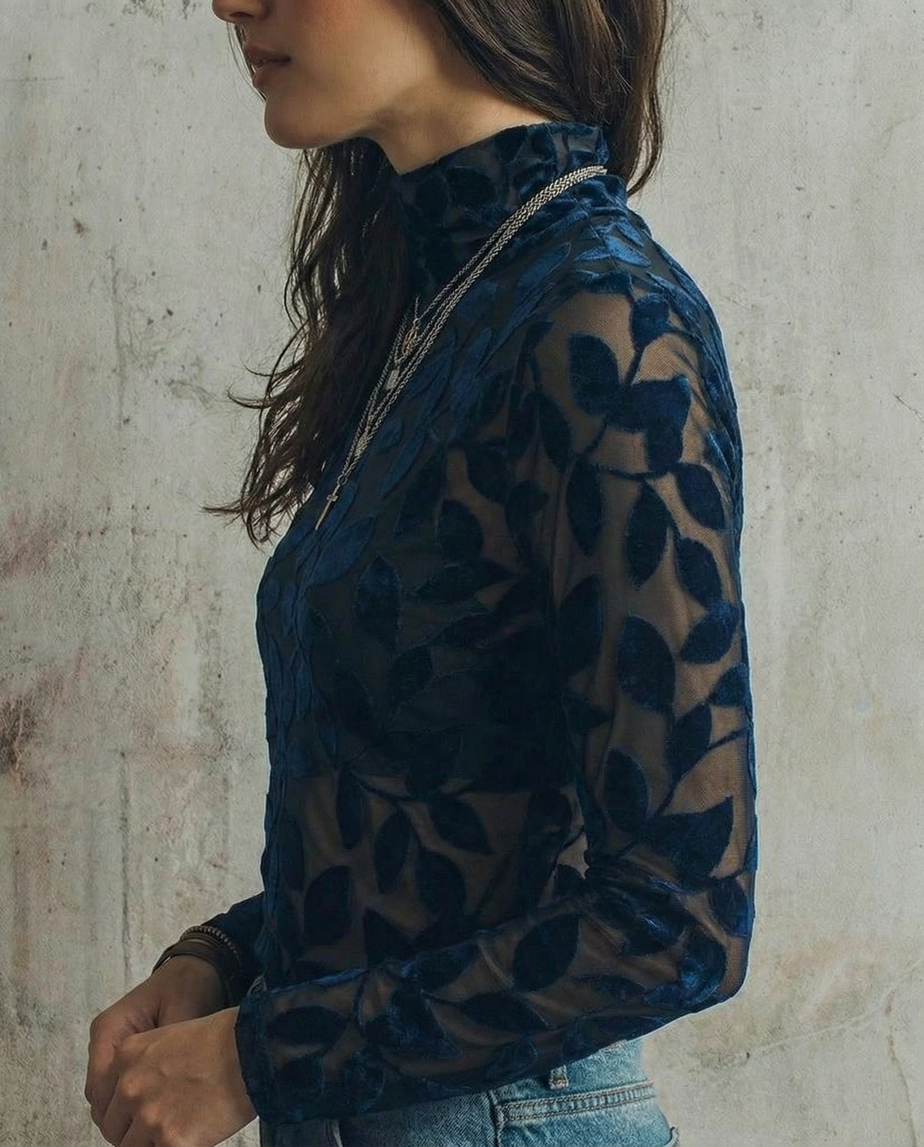 Pull en jersey Danoir Paris Adriana avec col montant et motif élégant, en tissu bleu, vue de face.