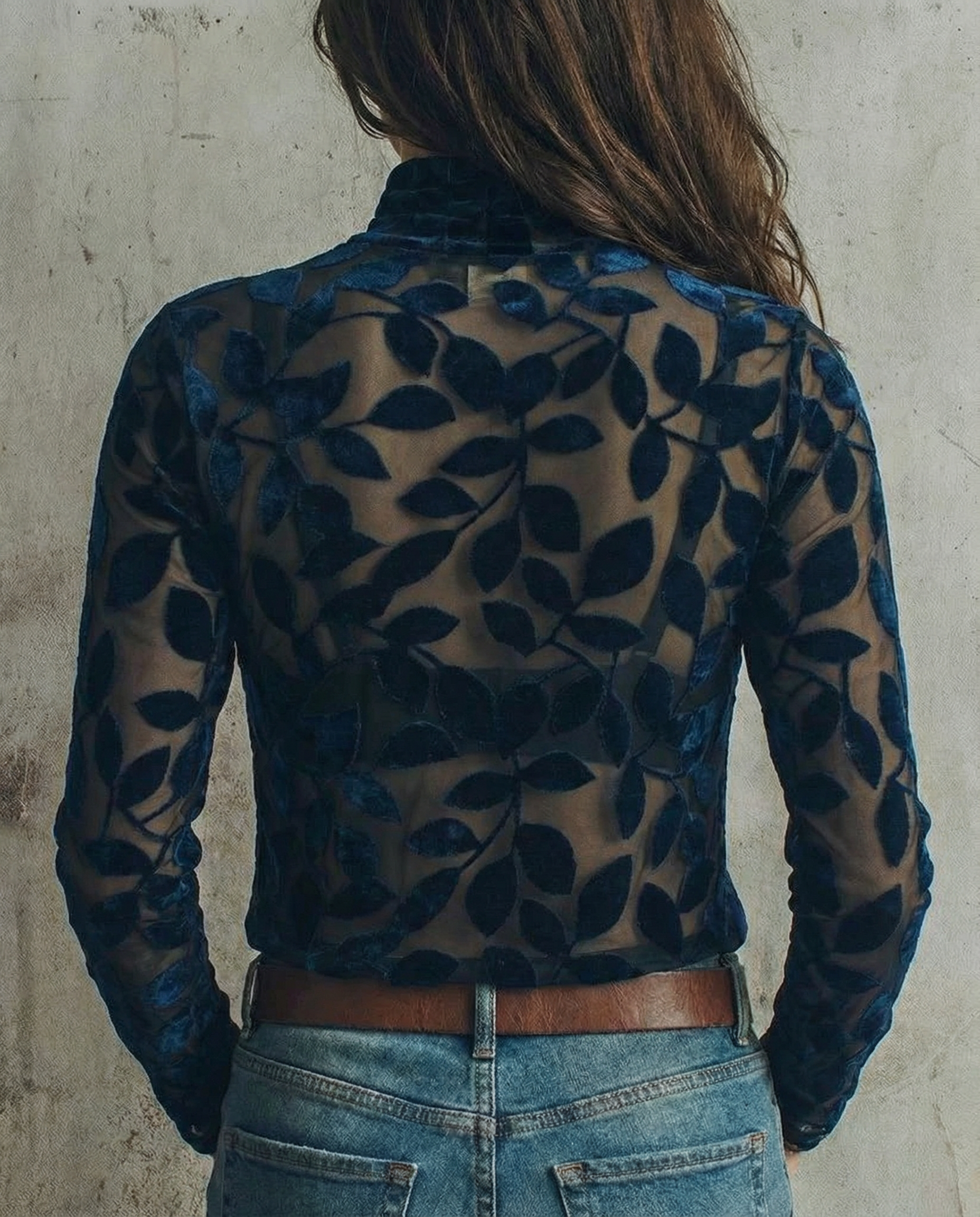 Pull en jersey Danoir Paris Adriana à col montant avec motif élégant, en tissu bleu, visible en détail sur l'image.