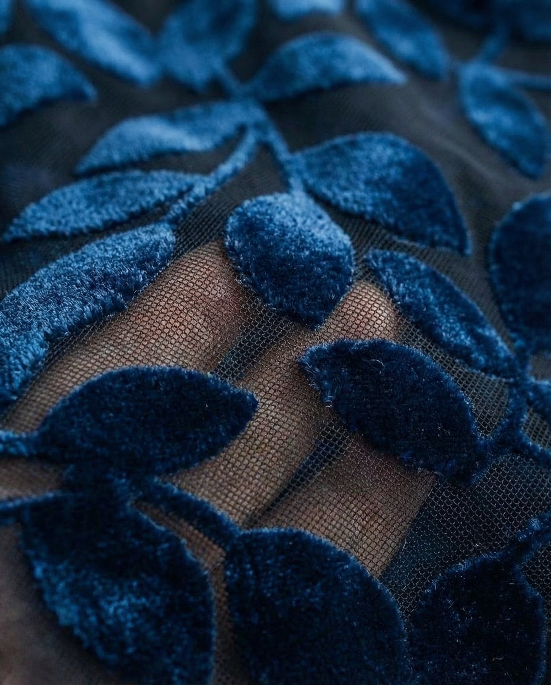 Jersey de col montant Danoir Paris Adriana avec motif élégant en bleu, porté en gros plan.