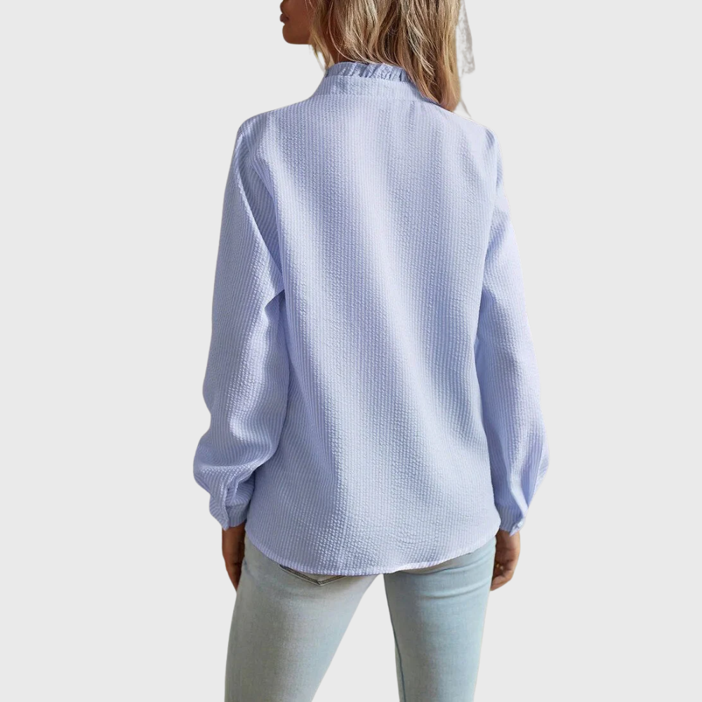 Blouse élégante Agnete de Danoir Paris en tissu bleu, vue de face avec détails de la coupe et du col.